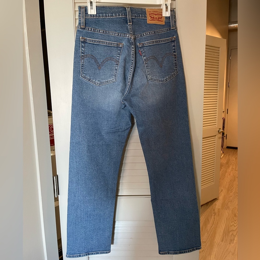 Levi’s Wedgie straight jean. Size 28 - Picture 2 of 2